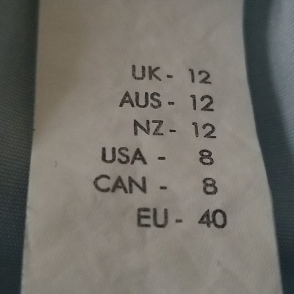 NWT PrettyLittletThing Extreme Rip Jeans - Picture 4 of 4